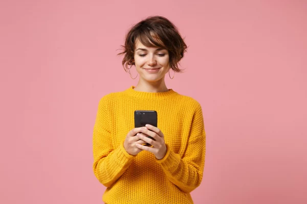 Happy Lady using Giganet's full fibre customer support